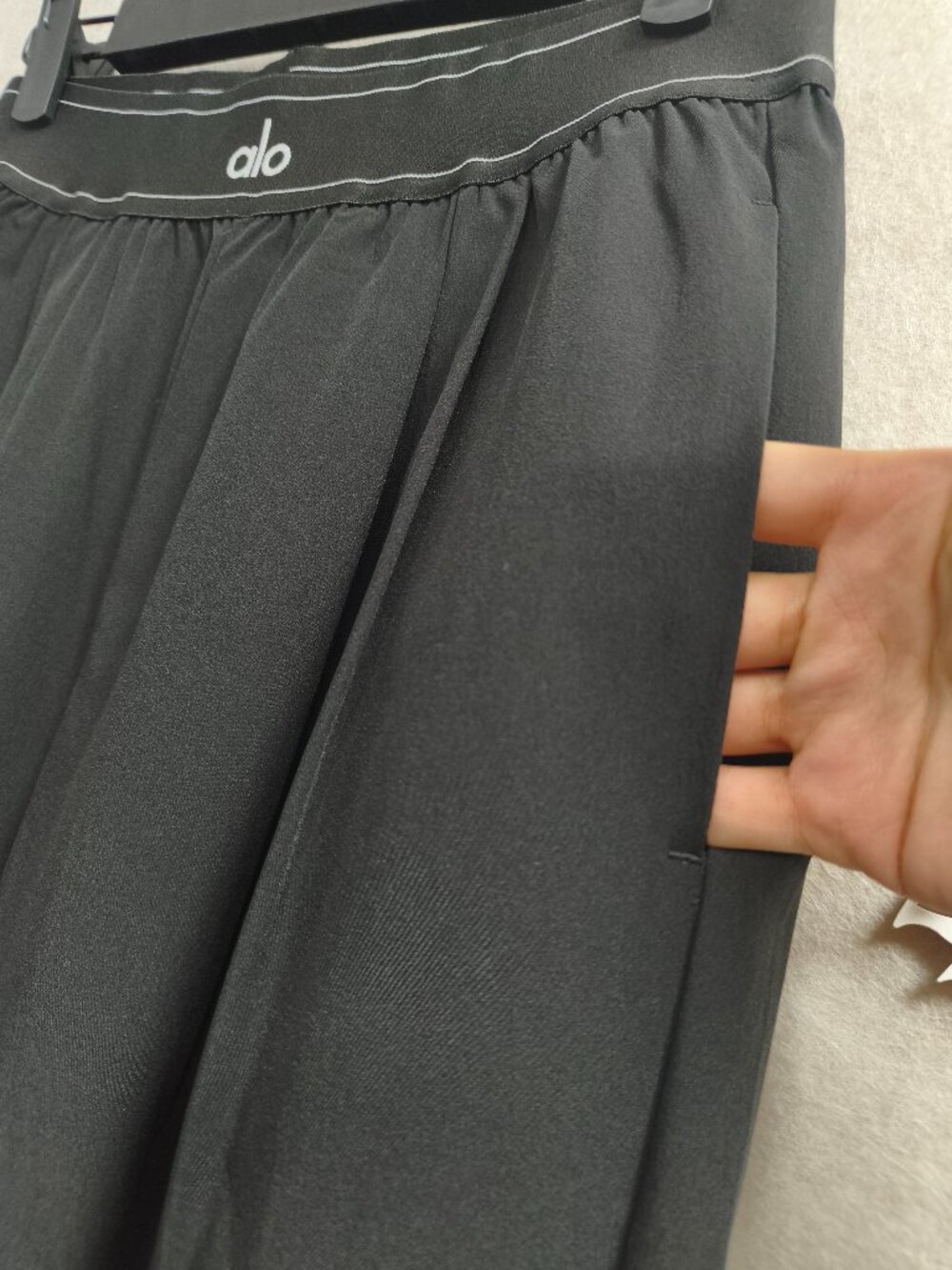 Alo Yoga Black Suit Up TrouseršMinimal Everyday Essential Pants (Regular)š - Picture 6 of 8